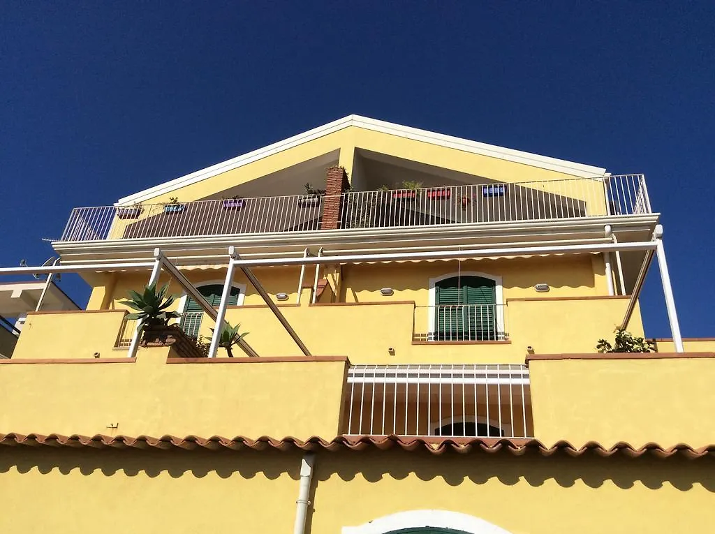 Taormina Stationhouse Apartment 0*,
